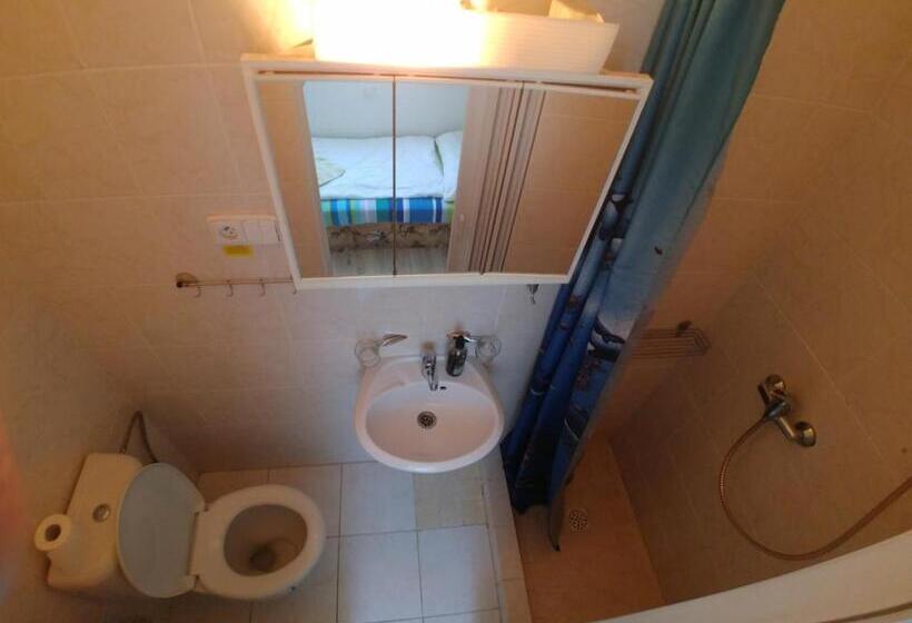 اتاق استاندارد سه نفره, Kv Apartmans Varšavská
