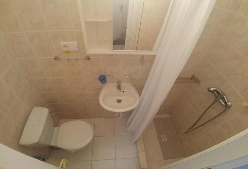 اتاق استاندارد چهار تخته, Kv Apartmans Varšavská