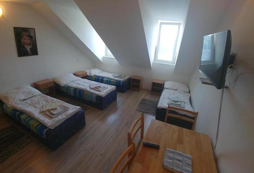 اتاق استاندارد چهار تخته, Kv Apartmans Varšavská