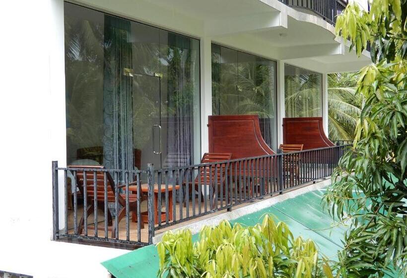 اتاق لوکس با بالکن, Lake Edge Holiday Inn