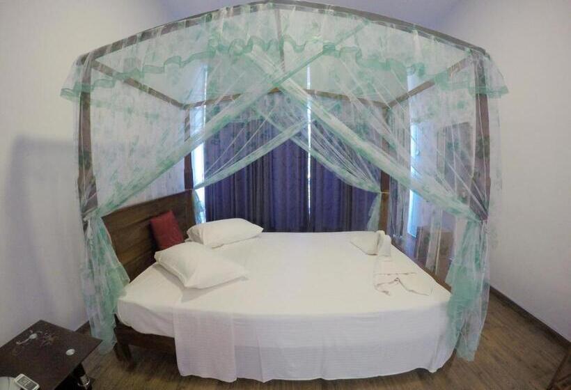 اتاق لوکس با بالکن, Lake Edge Holiday Inn