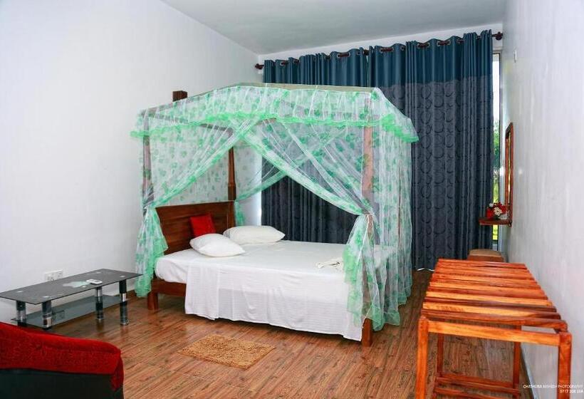 اتاق لوکس با بالکن, Lake Edge Holiday Inn
