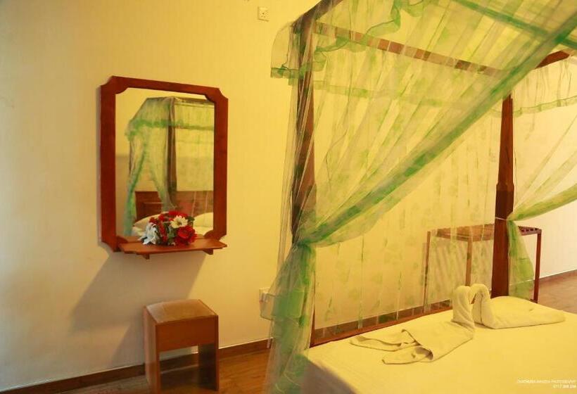 اتاق لوکس با بالکن, Lake Edge Holiday Inn
