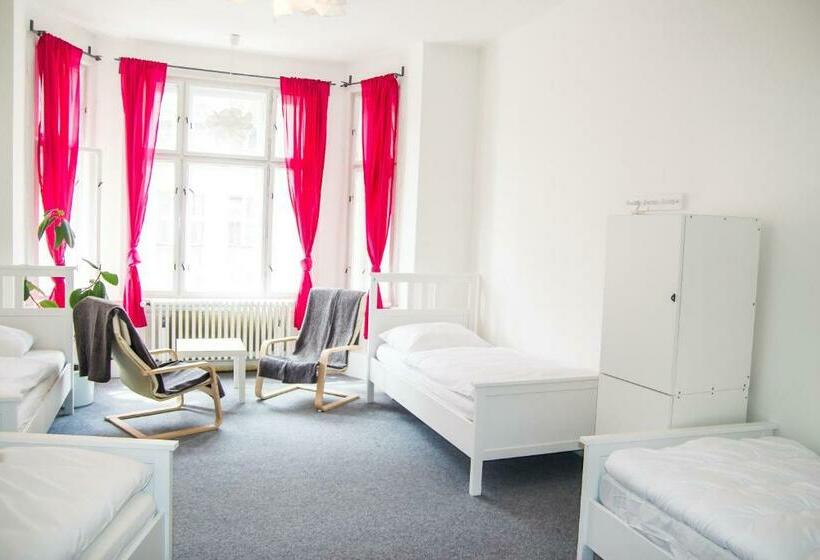 تختخواب در اتاق مشترک, Hostel Franz Kafka