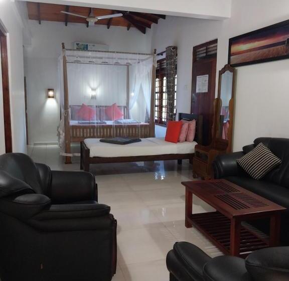 اتاق لوکس سه تخته, Happy Night Holiday Inn