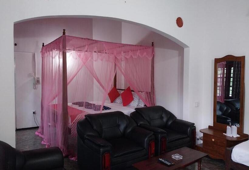 اتاق لوکس سه تخته, Happy Night Holiday Inn