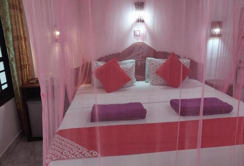 اتاق استاندارد با بالکن, Happy Night Holiday Inn