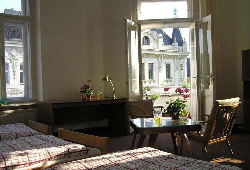 اتاق استاندارد چهارنفره با بالکن, Hostel Moravia Ostrava
