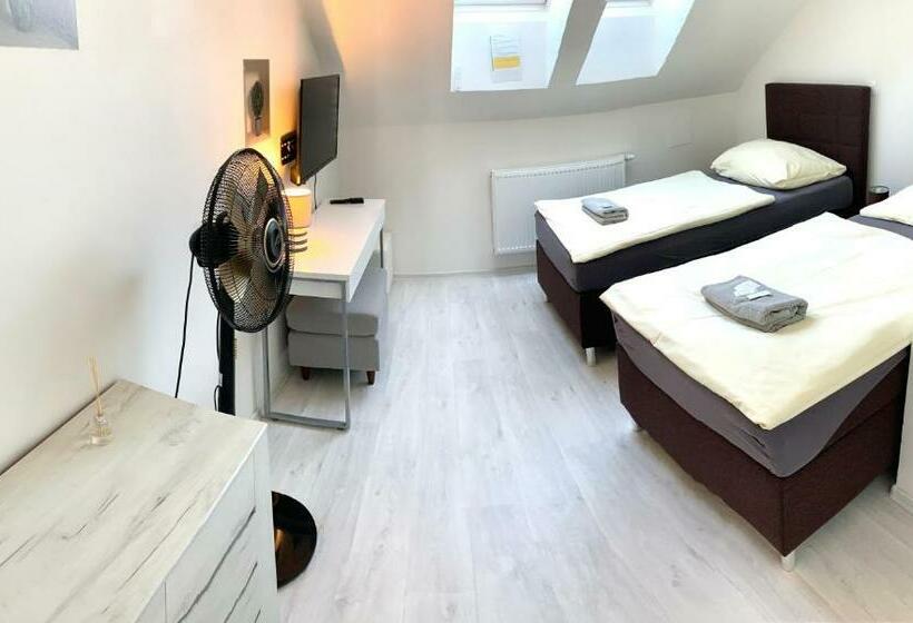 اتاق لوکس, Stará Pošta
