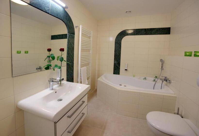 سوئیت با بالکن, Parkhotel Forest