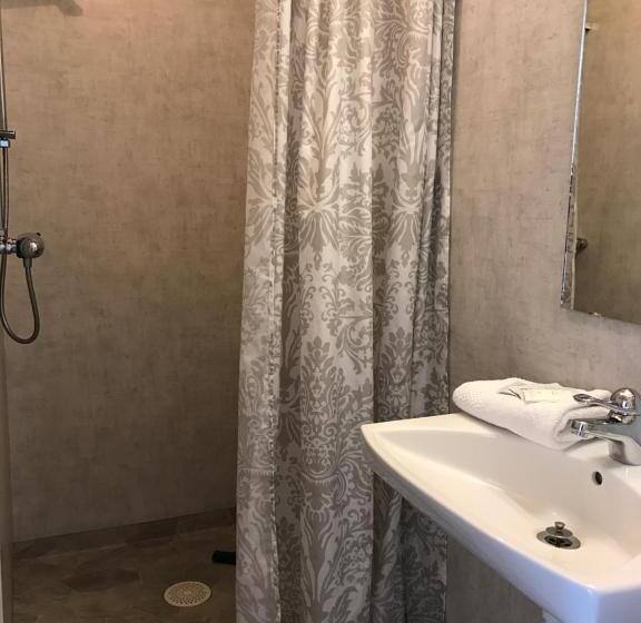 Economy Quadruple Room, Strand City Hotell