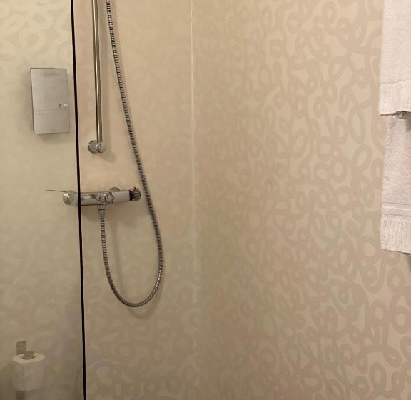 اتاق خانوادگی, Strand City Hotell