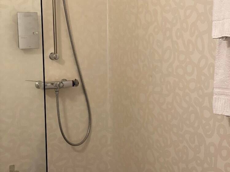 اتاق خانوادگی, Strand City Hotell