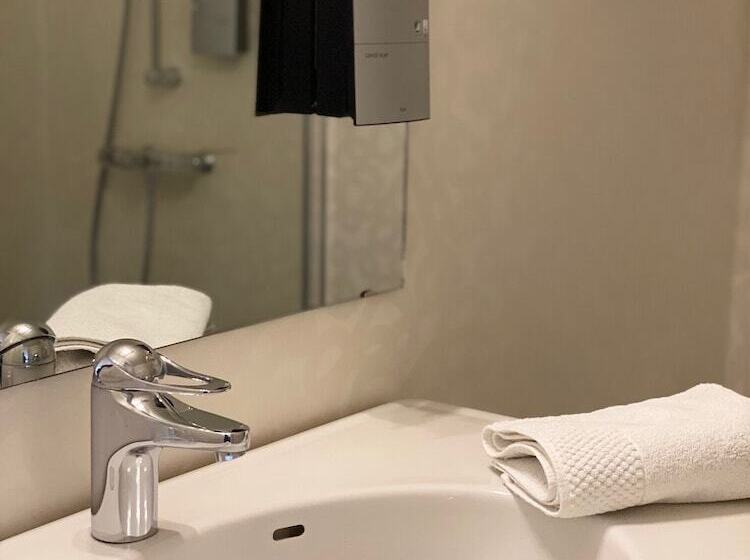 اتاق خانوادگی, Strand City Hotell