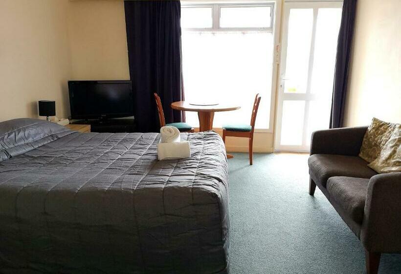 استودیوی استاندارد, 45 On Avenal Motel