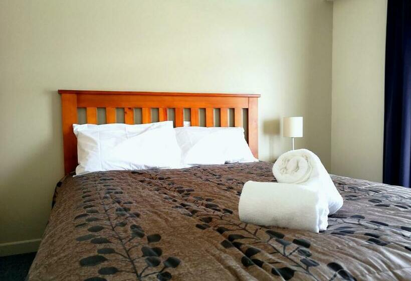 آپارتمان 2 خوابه, 45 On Avenal Motel