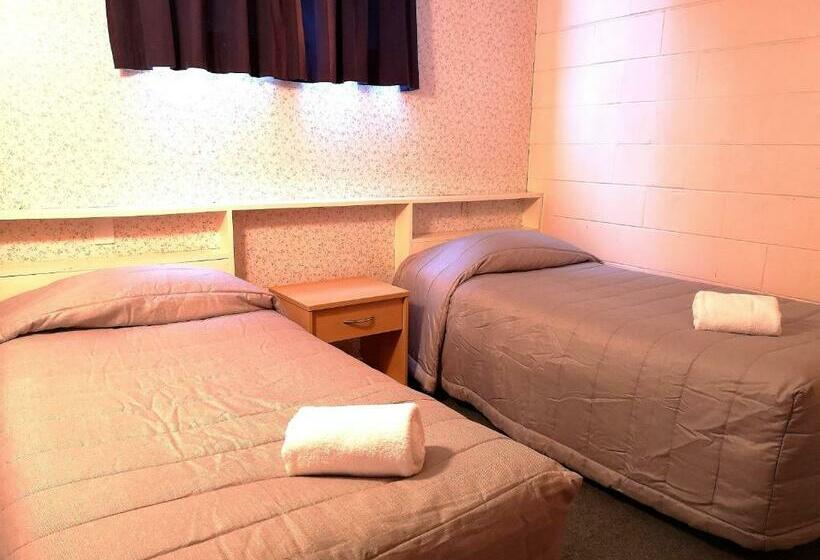 آپارتمان 2 خوابه, 45 On Avenal Motel