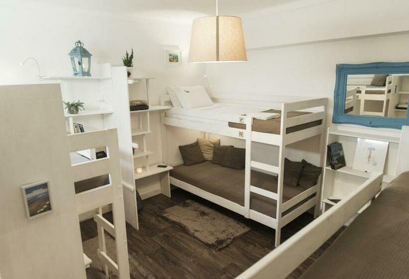 تختخواب در اتاق مشترک, Laneez Ericeira Surf House
