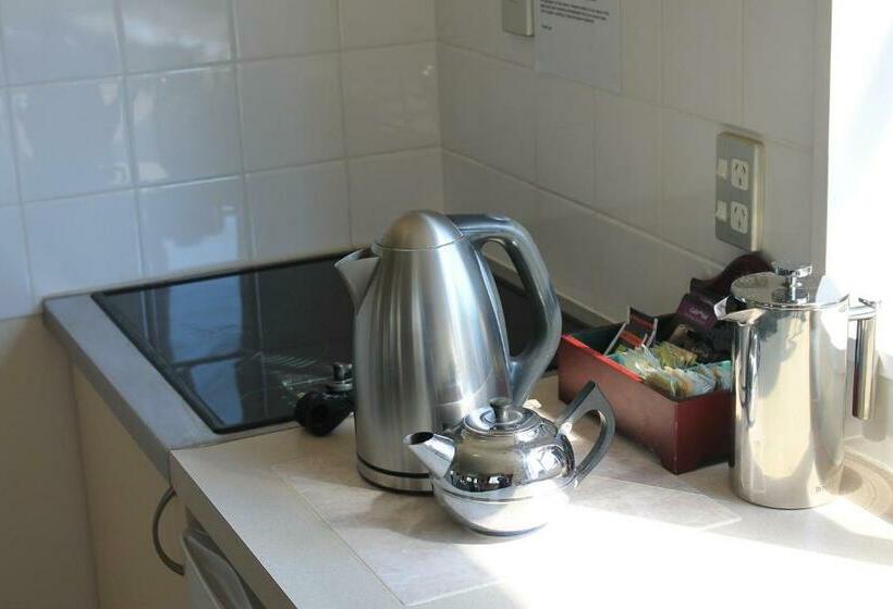 آپارتمان خانوادگی, Alpine Rose Motel