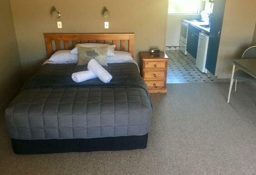 استودیوی لوکس, Andorra Motel