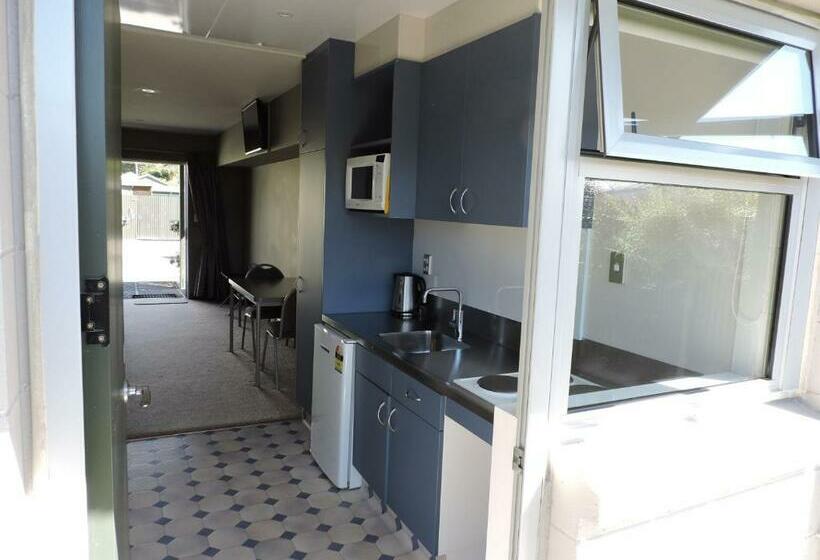 استودیوی لوکس, Andorra Motel