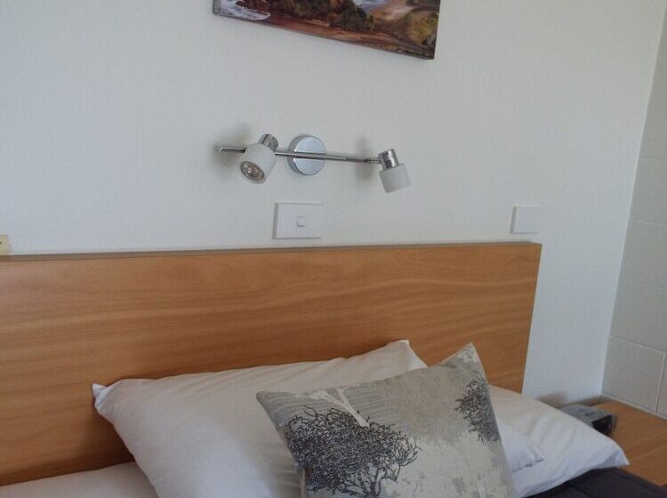 استودیوی استاندارد, Andorra Motel