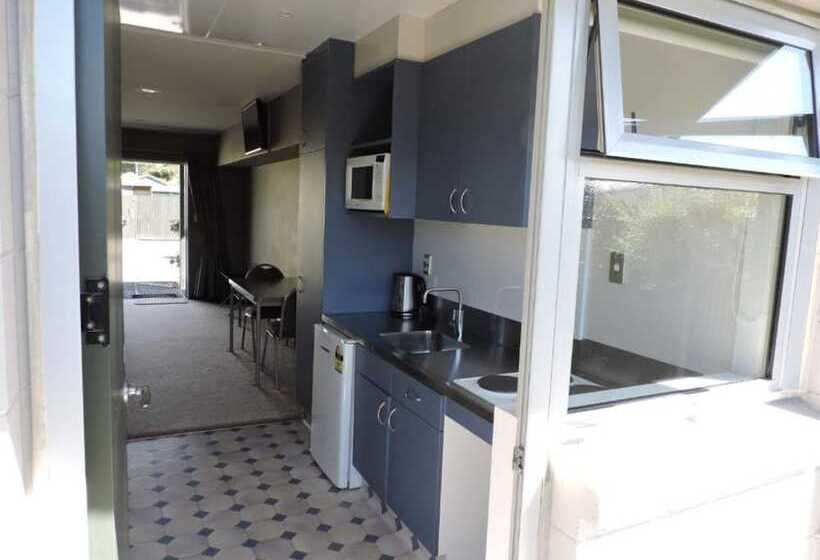 استودیوی لوکس, Andorra Motel