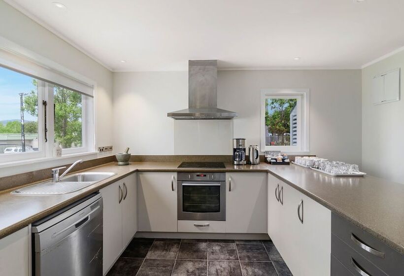اتاق استاندارد با سرویس بهداشتی مشترک, Lakes Lodge Rotorua