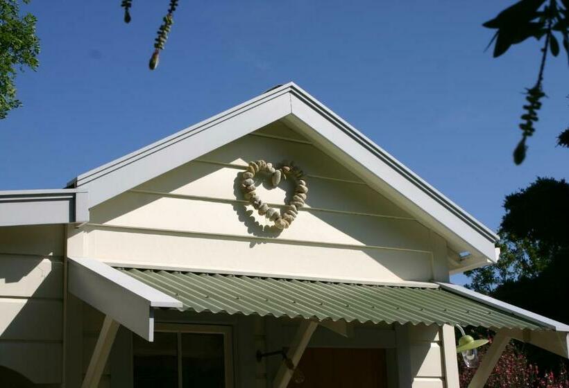 کلبه ییلاقی, Bluff Hill Bed & Breakfast
