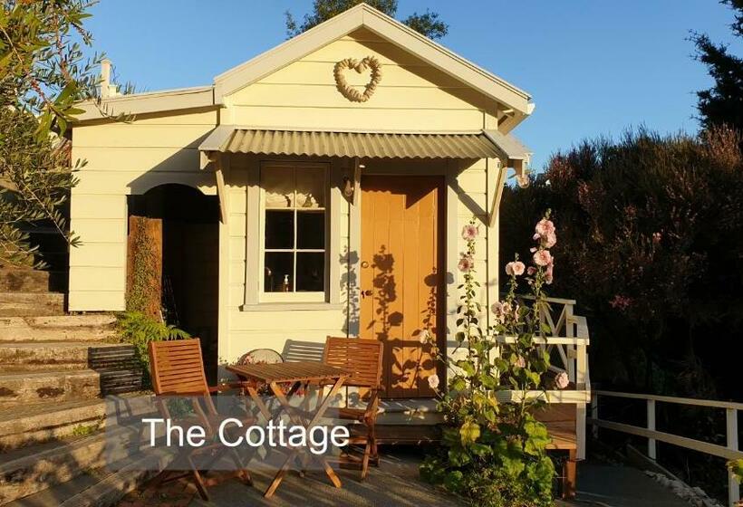 کلبه ییلاقی, Bluff Hill Bed & Breakfast