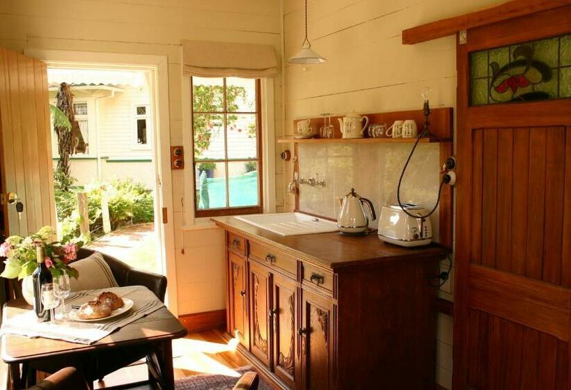کلبه ییلاقی, Bluff Hill Bed & Breakfast