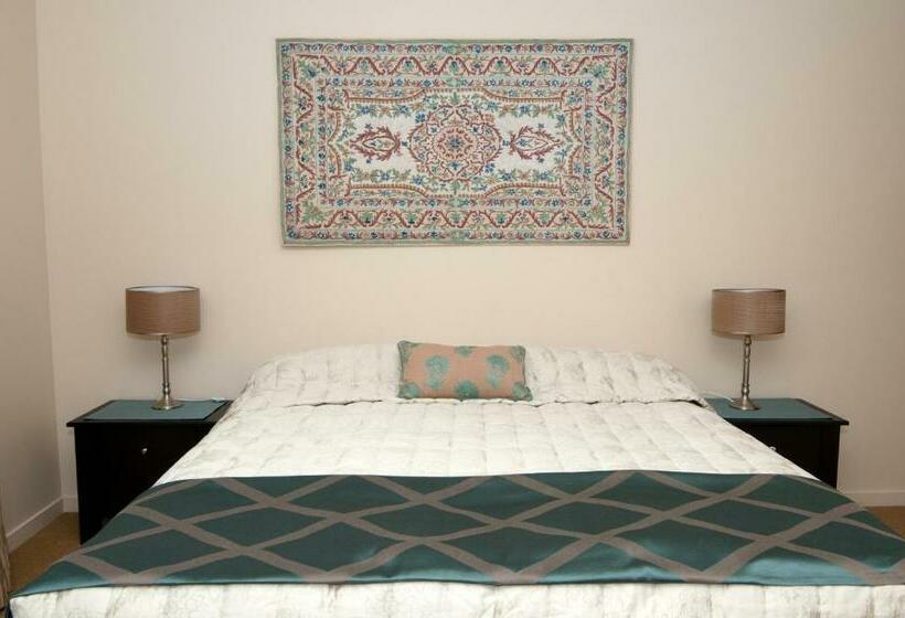 اتاق لوکس با تخت دو نفره بزرگ, By The Park B & B