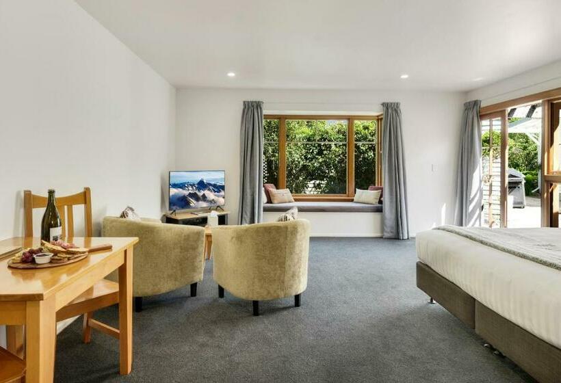 استودیوی استاندارد, Harrogate Gardens Motel