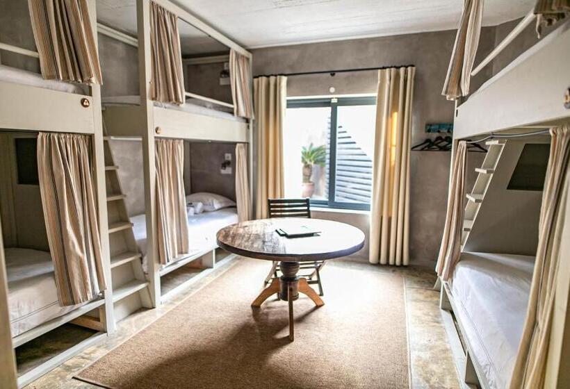 اتاق خانوادگی, Surfers Lodge Peniche