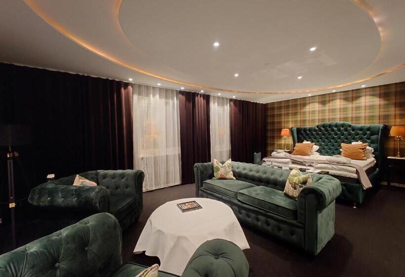 سوییت جونیور, Palace Hotell