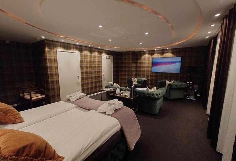 سوییت جونیور, Palace Hotell