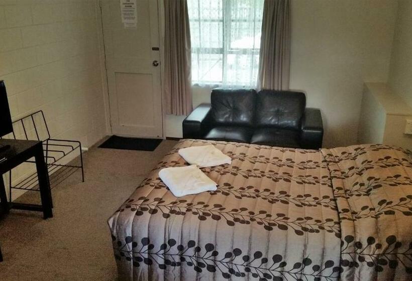 استودیوی استاندارد, Stonehaven Motel