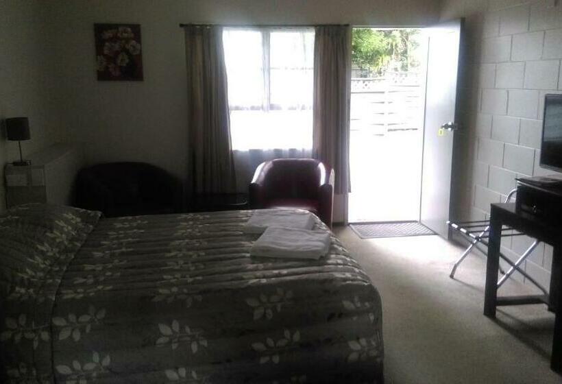استودیوی استاندارد, Stonehaven Motel
