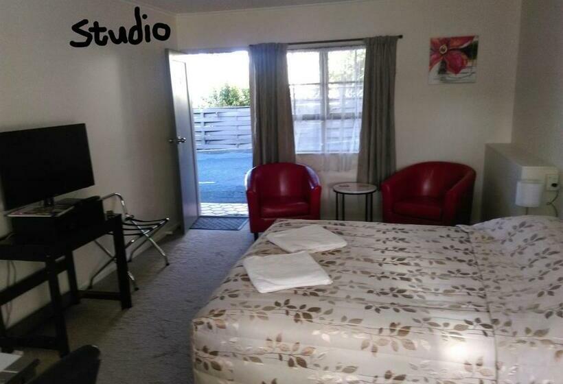 استودیوی استاندارد, Stonehaven Motel