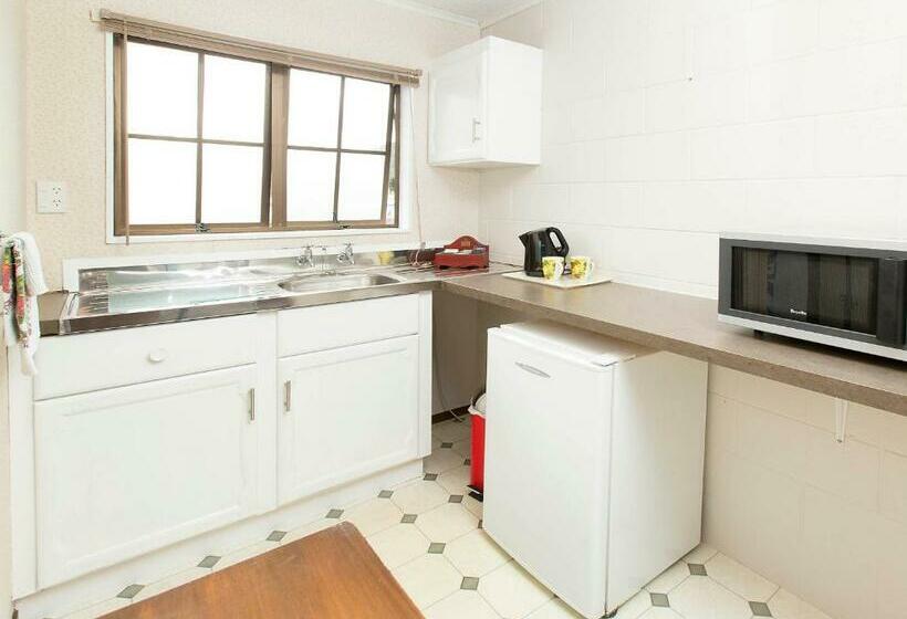 استودیوی استاندارد, Stonehaven Motel