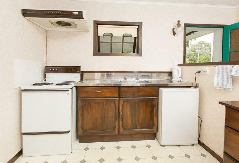 استودیوی استاندارد, Stonehaven Motel