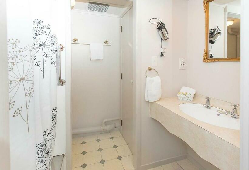 استودیوی استاندارد, Stonehaven Motel