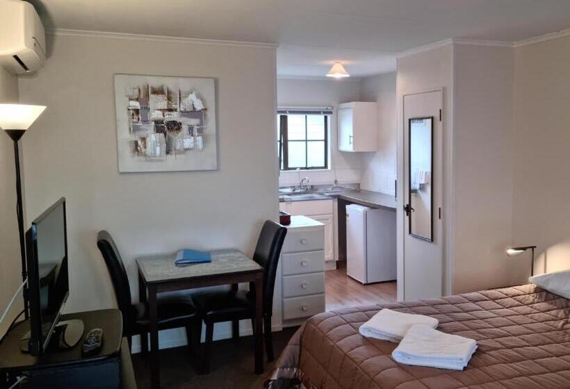 استودیوی استاندارد, Stonehaven Motel