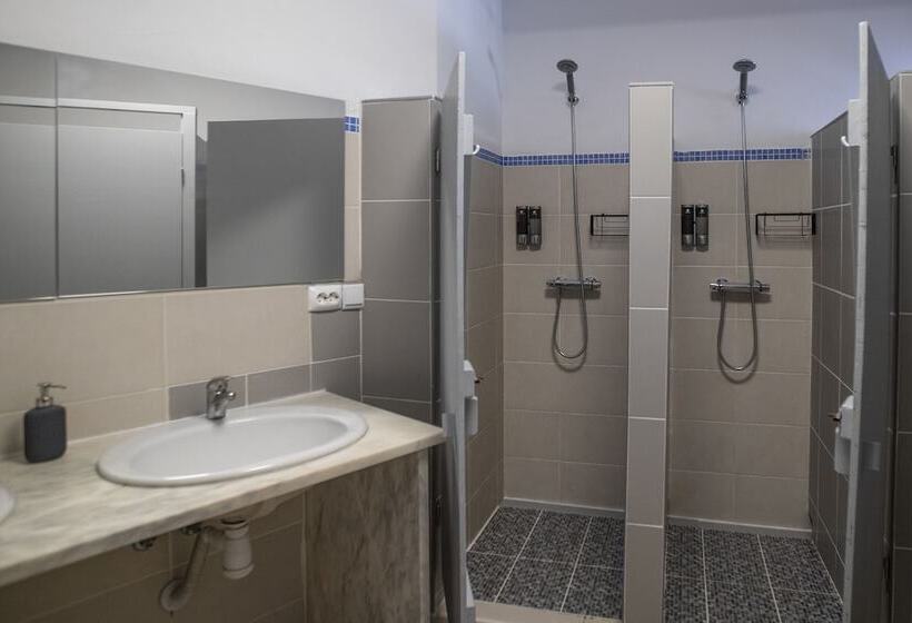 تختخواب در اتاق مشترک, The Lighthouse Hostel