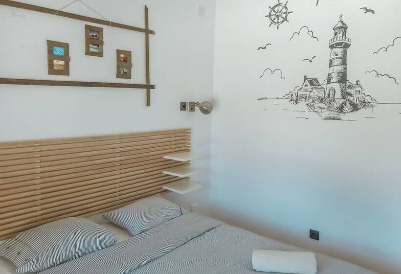 اتاق استاندارد با تراس, The Lighthouse Hostel
