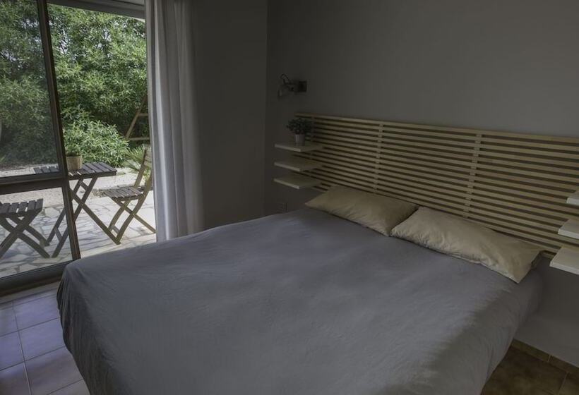 اتاق استاندارد با تراس, The Lighthouse Hostel