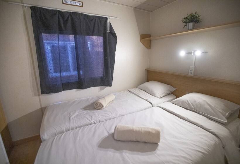 بانگلوی استاندارد 2 خوابه, The Lighthouse Hostel
