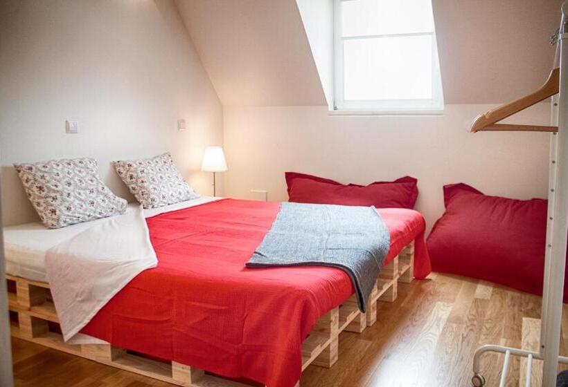 اتاق استاندارد, The Nook Hostel
