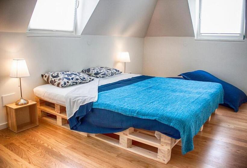 آپارتمان 2 خوابه, The Nook Hostel