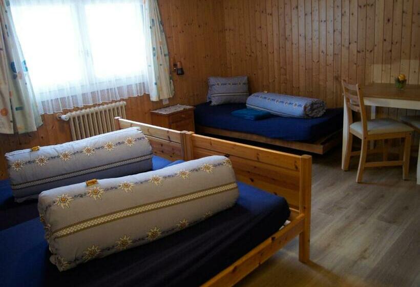 اتاق استاندارد سه تخته با سرویس بهداشتی مشترک, Alpenblick Muotathal
